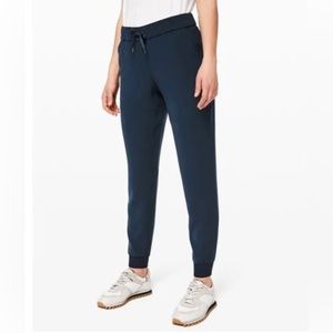 Lululemon Women’s On The Fly Woven Jogger Pants / Sz. 8 / Navy Blue
